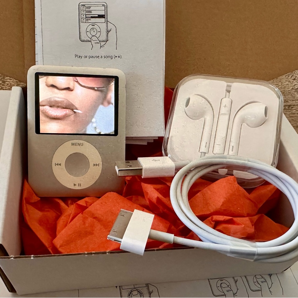Apple iPod 3rd Generation Silver 4gb with new cable and earbuds included.